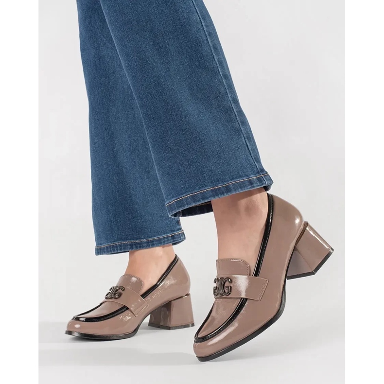 TAUPE HIGH HEELS cu un ornament bej 1