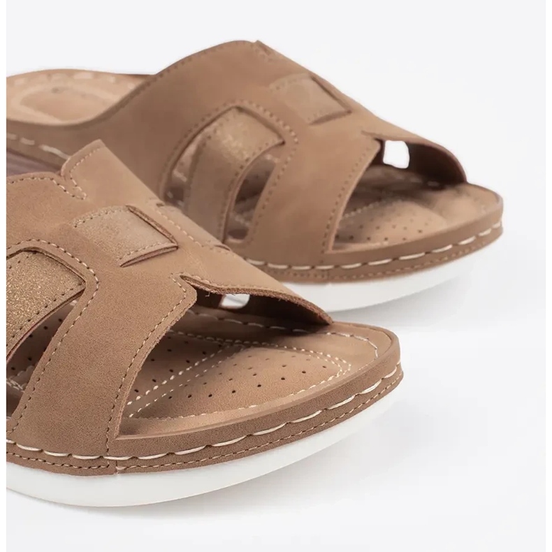 Papuci confortabili pe panouri bej joase 1