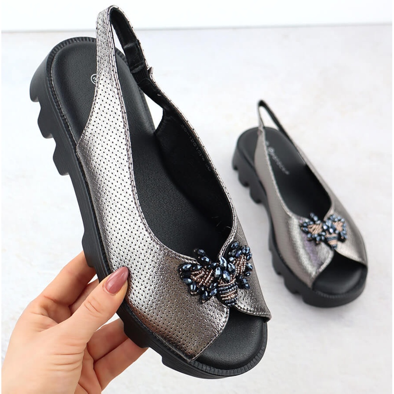 Sandale pentru femei pe platformă perforată de argint metalic Potocki SZ12610 1