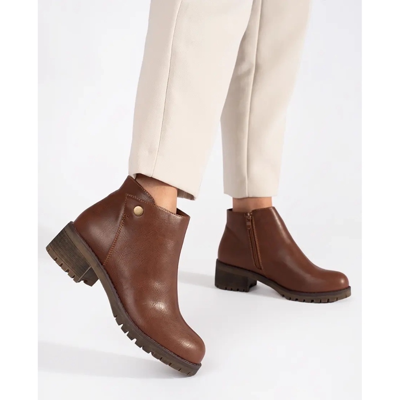 Cizme maro izolate din piele ecologica 1 Cizme maro izolate din piele ecologica 1