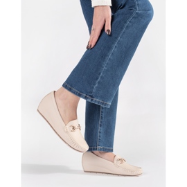 Goodin Plăcile bej pe o pană joasă cu un ornament 2