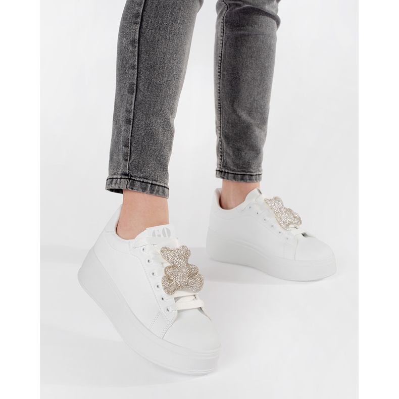 Adidași albi pe o platformă de ursuleț 2