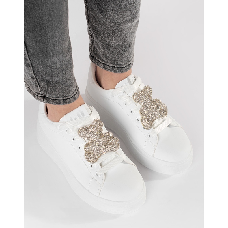 Adidași albi pe o platformă de ursuleț 1