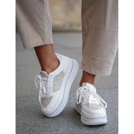 Adidași pentru femei cu un model alb 12