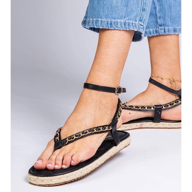 Sandale negre decorate cu un lanț negru 1