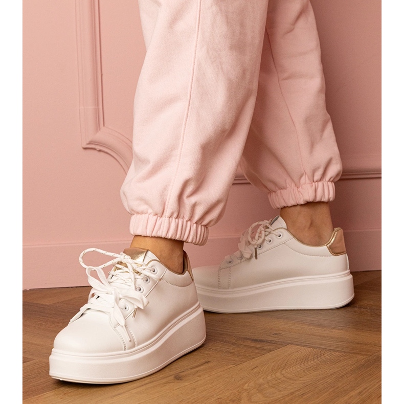 Adidași sportivi albi și aurii pe platformă 1