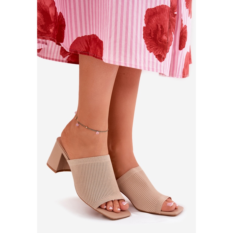 Călcâiele femeilor ca bej 1 Călcâiele femeilor ca bej 1