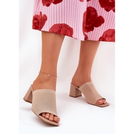 Călcâiele femeilor ca bej 2 Călcâiele femeilor ca bej 2