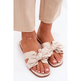 Flip -flops pentru femei plate cu un bej arc 5