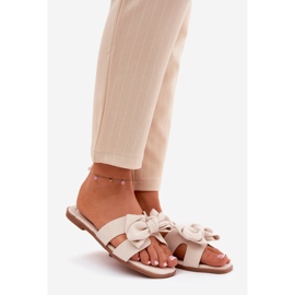 Flip -flops pentru femei plate cu un bej arc 1