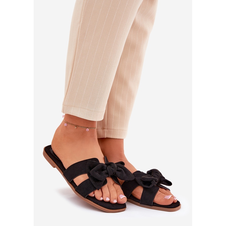 Flip -flops pentru femei cu un arc negru 1