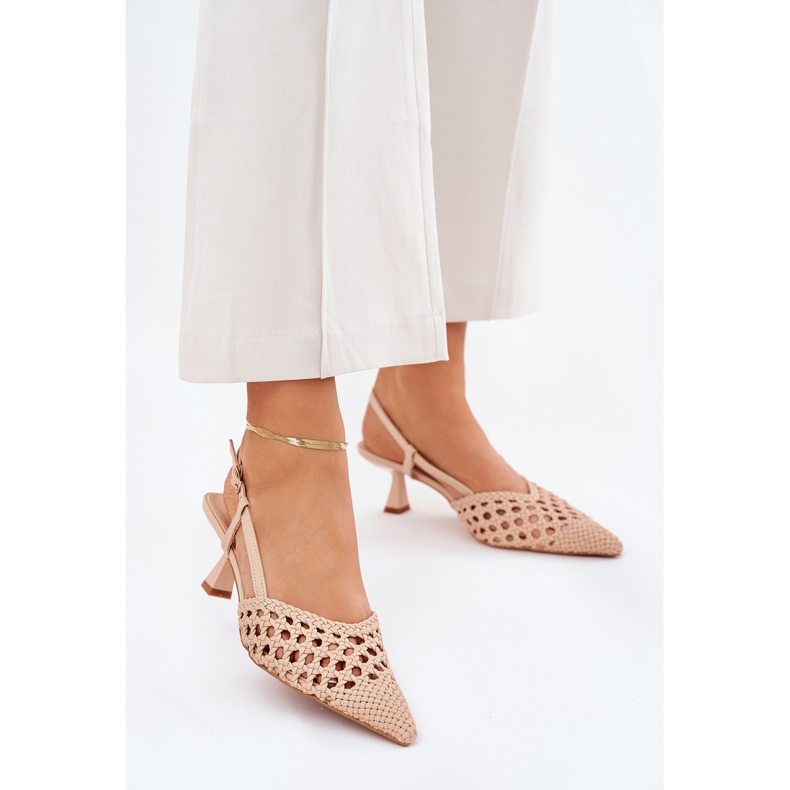 Hinques cu un vârf arătat și un călcâi bej 2