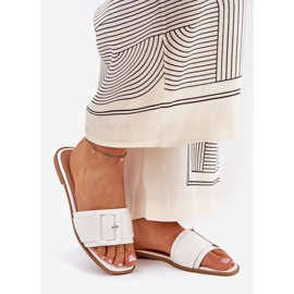 Papuci de femei din piele eco cu o cataramă albă 1 Papuci de femei din piele eco cu o cataramă albă 1