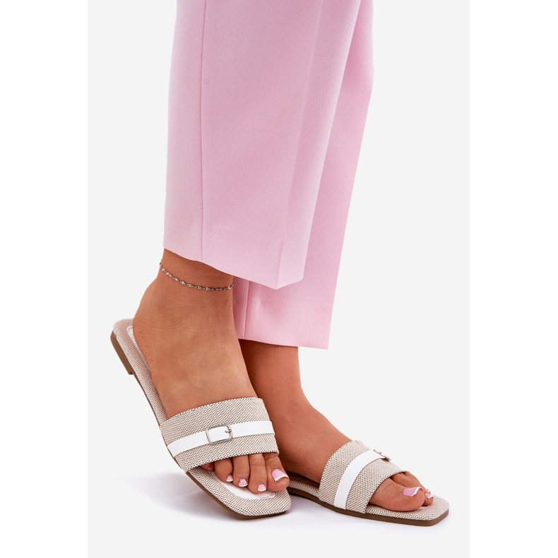 Flip-flops pentru femei cu centură și cataramă alb-bej 1 Flip-flops pentru femei cu centură și cataramă alb-bej 1