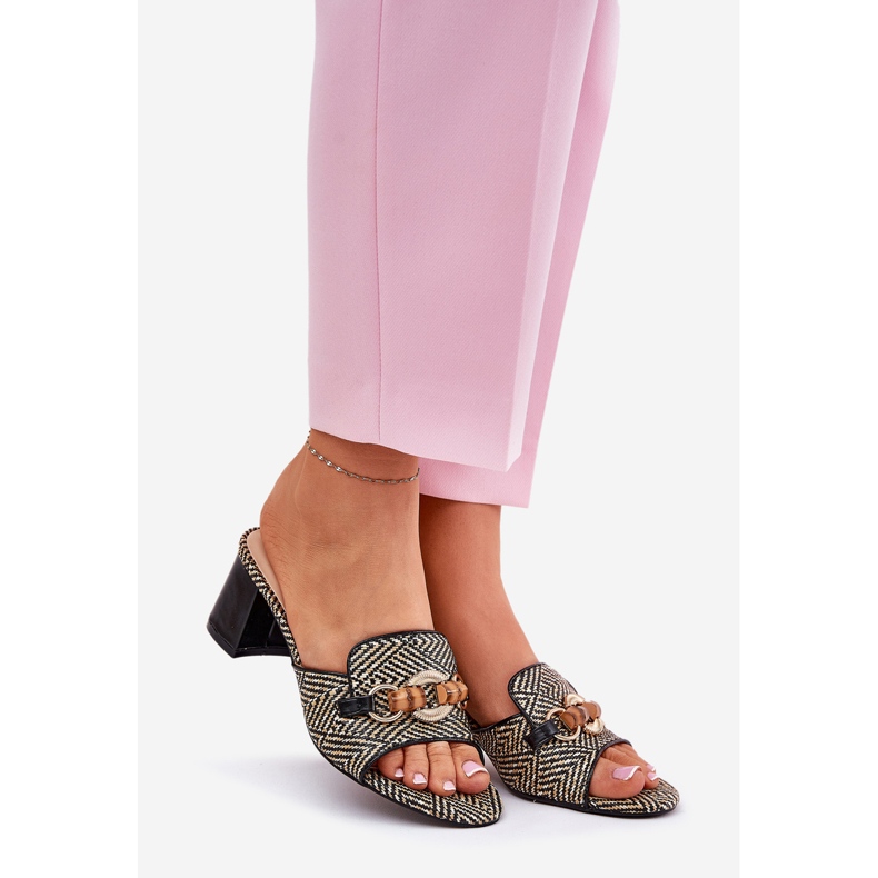 Călcâi pentru femei cu un decor negru 1