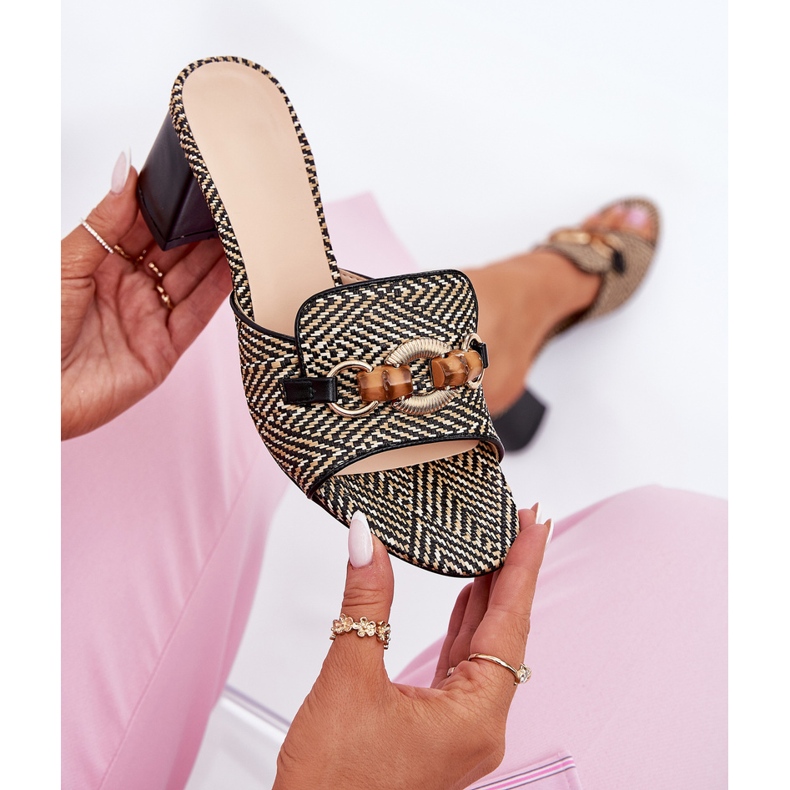 Călcâi pentru femei cu un decor negru 2