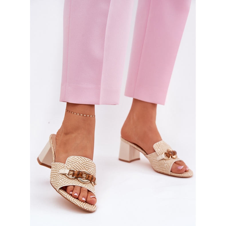 Călcâi pentru femei cu un decor bej 2