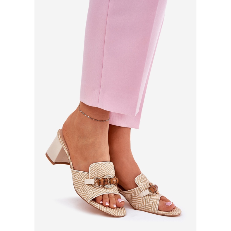 Călcâi pentru femei cu un decor bej 1