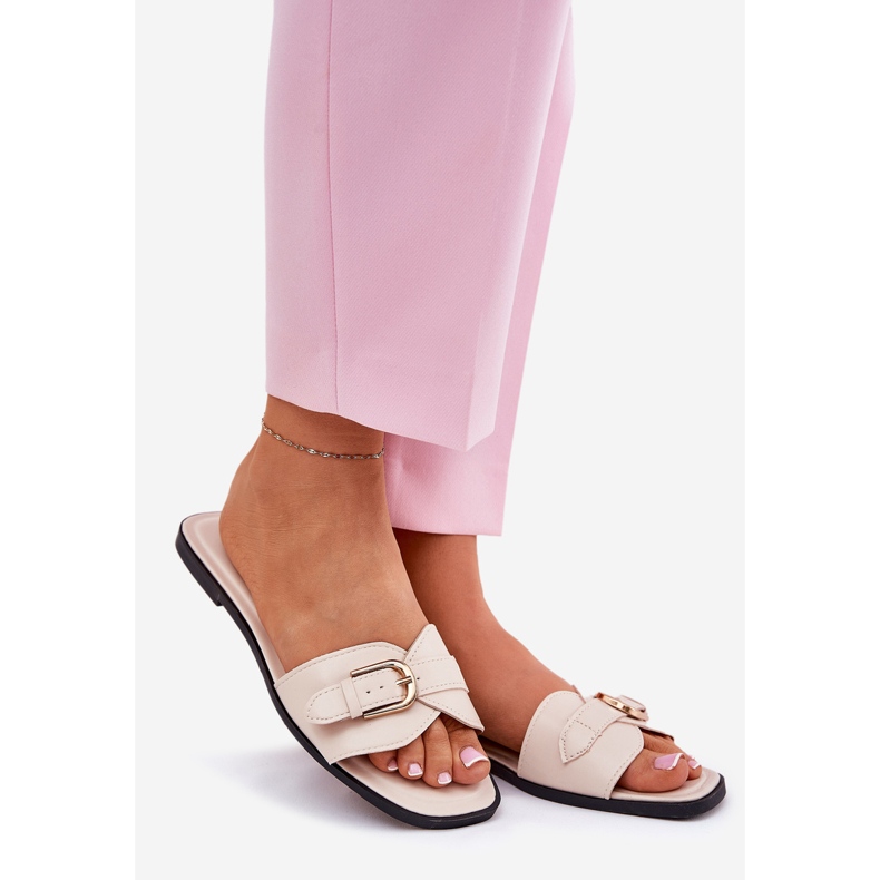 Flip -flops pentru femei plate cu o clemă bej aurită 1