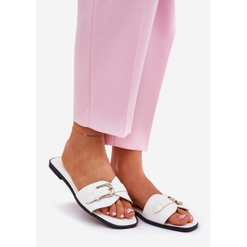 Flip -flops pentru femei plate cu un cataramă auriu alb 1