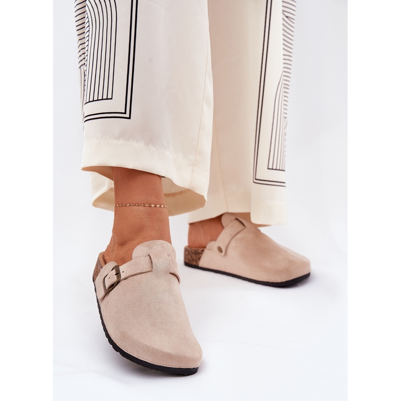 Papuci pentru femei și pe platformă cu un bej catarama 2