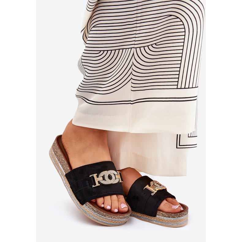 Flip -flops pentru femei cu un detaliu de aur pe platformă cu brocart negru 1 Flip -flops pentru femei cu un detaliu de aur pe platformă cu brocart negru 1