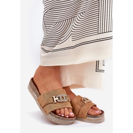 Flip -flops pentru femei cu un detaliu de aur pe platforma de sclipici de cămile maro 1 Flip -flops pentru femei cu un detaliu de aur pe platforma de sclipici de cămile maro 1