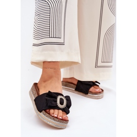 Flip -flops pentru femei pe platformă cu un arc și o broșă decorativă neagră negru 2 Flip -flops pentru femei pe platformă cu un arc și o broșă decorativă neagră negru 2