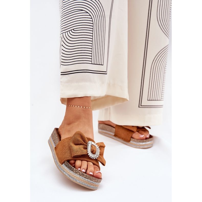 Flip -flops pentru femei pe platformă cu un arc și o broșă decorativă de cămilă maro 2