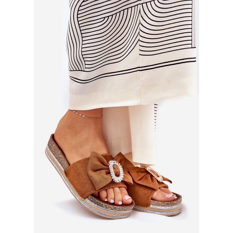 Flip -flops pentru femei pe platformă cu un arc și o broșă decorativă de cămilă maro 1