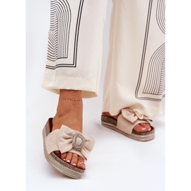 Flip -flops pentru femei pe platformă cu un arc și o broșă decorativă bej 2 Flip -flops pentru femei pe platformă cu un arc și o broșă decorativă bej 2