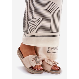 Flip -flops pentru femei pe platformă cu un arc și o broșă decorativă bej 1 Flip -flops pentru femei pe platformă cu un arc și o broșă decorativă bej 1