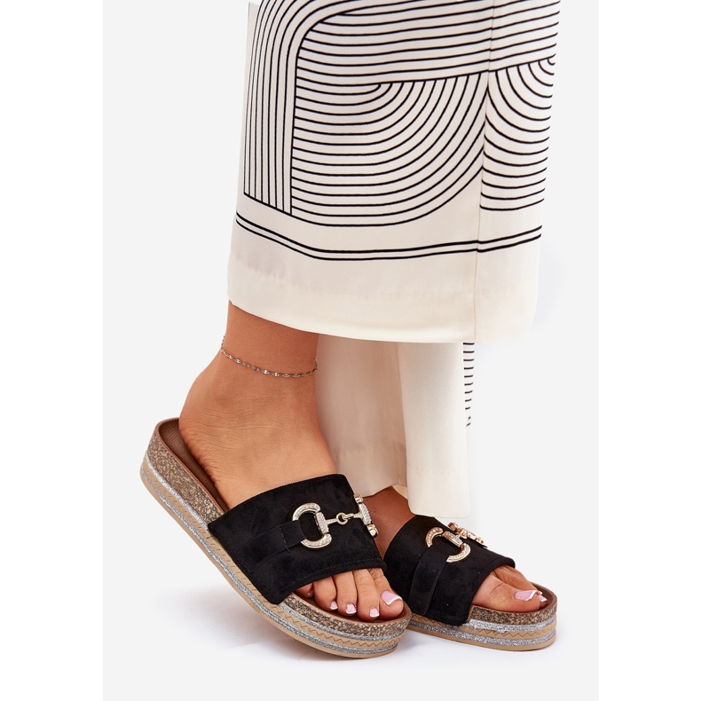 Flip -flops pentru femei pe platformă cu un ornament de aur și brocart negru 1 Flip -flops pentru femei pe platformă cu un ornament de aur și brocart negru 1