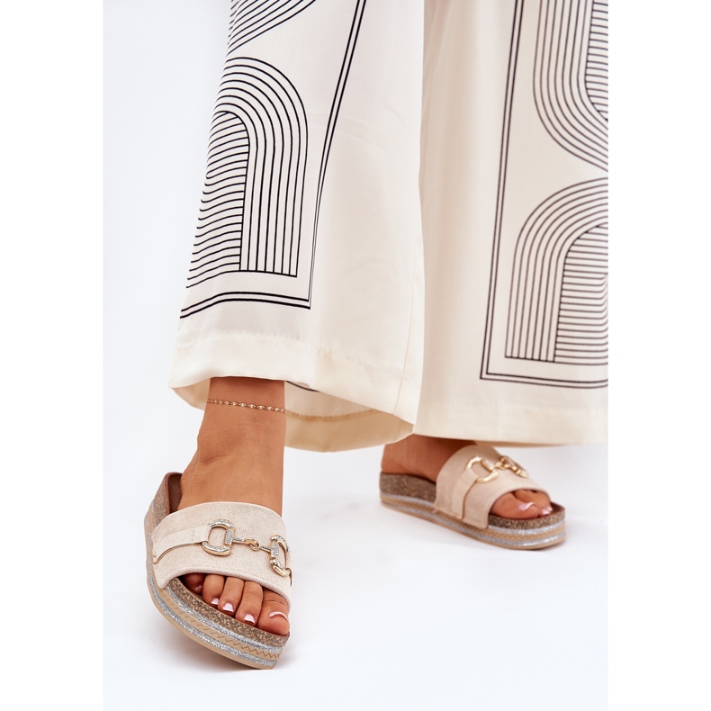 Flip -flops pentru femei pe platformă cu un ornament de aur și sclipici bej 2
