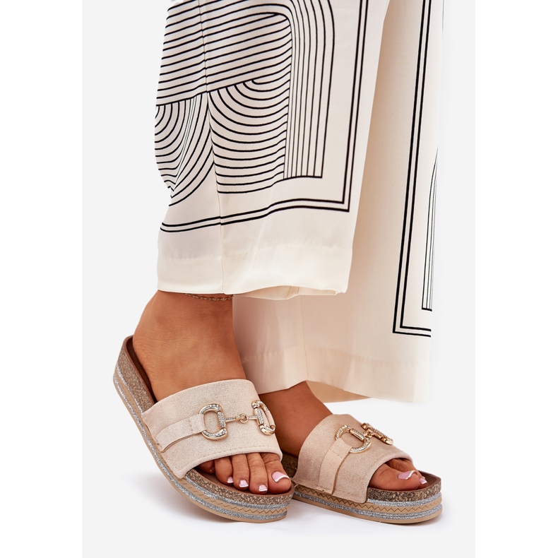 Flip -flops pentru femei pe platformă cu un ornament de aur și sclipici bej 1 Flip -flops pentru femei pe platformă cu un ornament de aur și sclipici bej 1