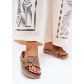 Papuci pentru femei pe platformă cu o cataramă și știfturi kaki bej 2