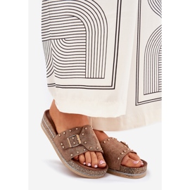 Papuci pentru femei pe platformă cu o cataramă și știfturi kaki bej 1