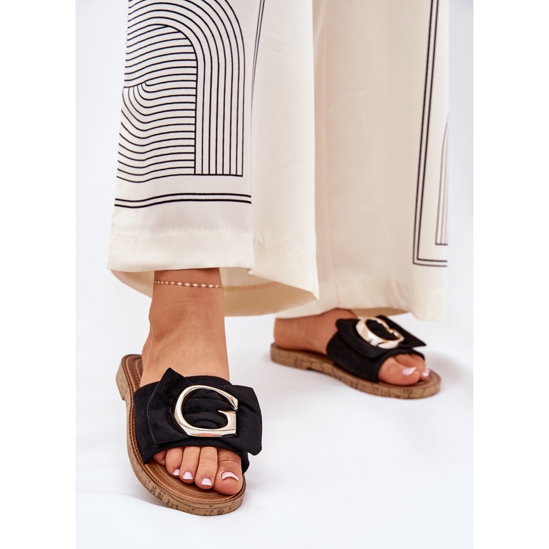 Flip -flops pentru femei cu un detaliu decorativ negru 2