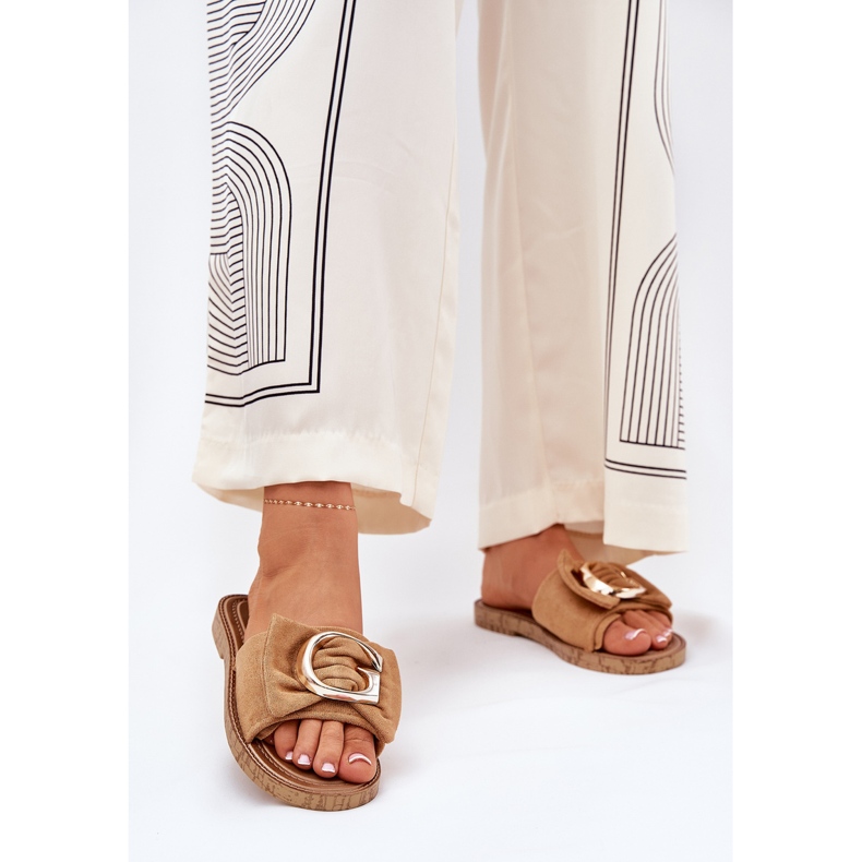 Flip -flops pentru femei cu un detaliu decorativ cu cămile maro 2