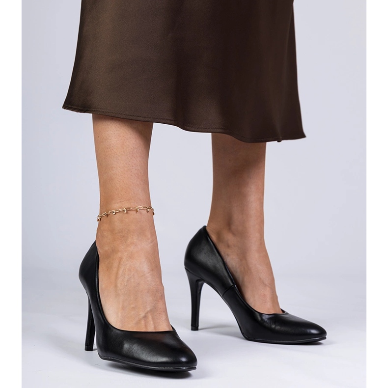 Pompe clasice negre pe un toc înalt negru 1