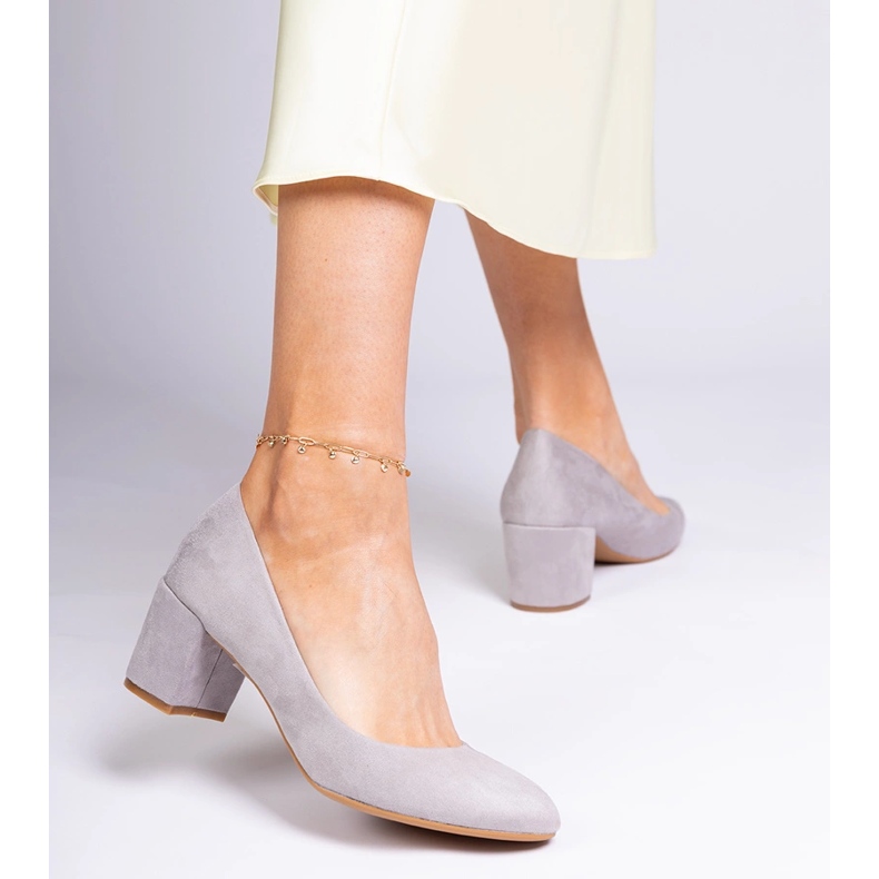 Pompe clasice gri pe post de la Ekozamsz 2