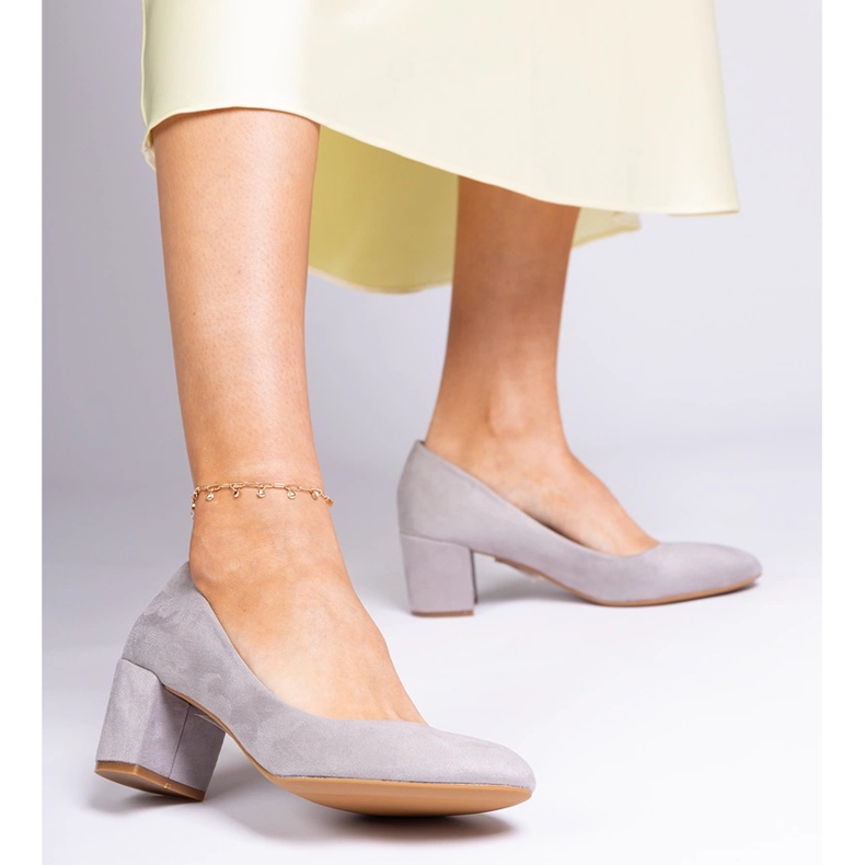 Pompe clasice gri pe post de la Ekozamsz 1