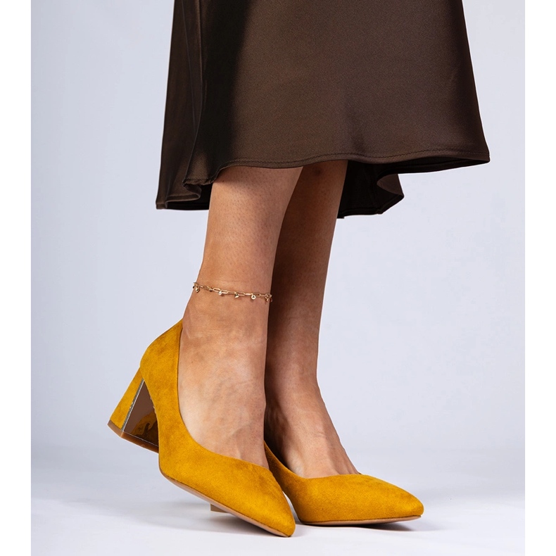 Pompe galbene pe un post decorat elegant 2