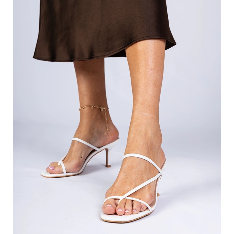 Flip -flops elegant alb pe un călcâi înalt 1