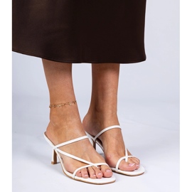 Flip -flops elegant alb pe un călcâi înalt 2