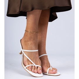 Flip -flops elegant alb pe un călcâi înalt 3