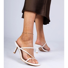 Flip -flops elegant alb pe un călcâi înalt 4