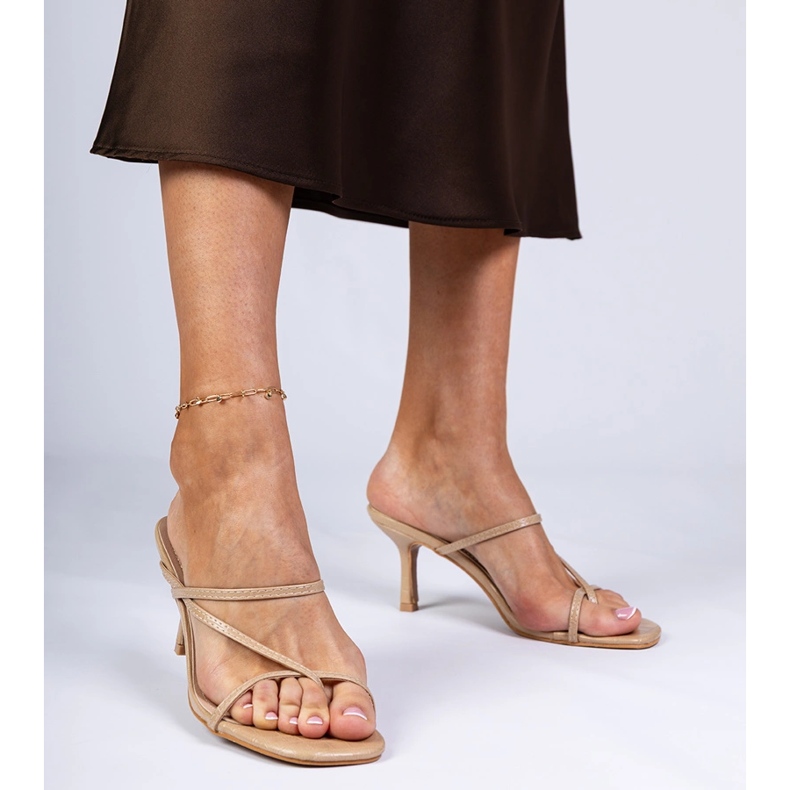 Flip -flops elegant bej pe un călcâi înalt 1