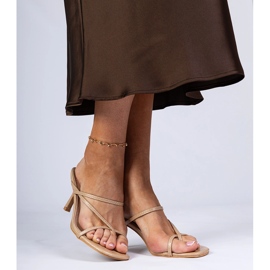 Flip -flops elegant bej pe un călcâi înalt 2