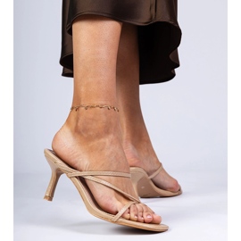 Flip -flops elegant bej pe un călcâi înalt 3